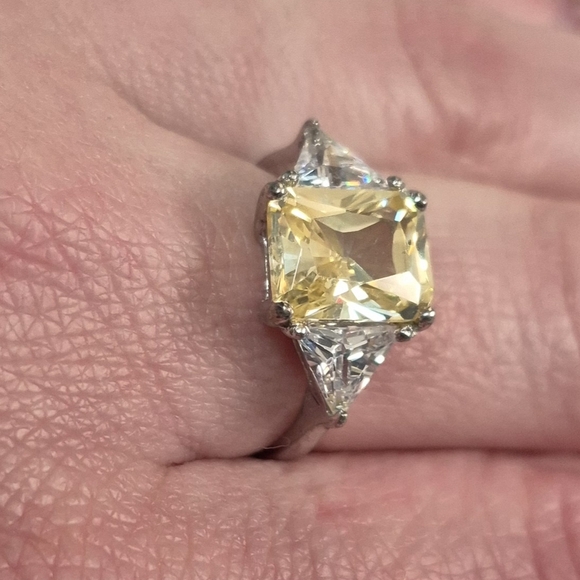 Lovely Ring - Picture 2 of 3